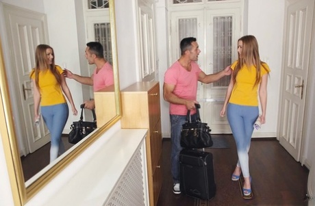 Молодую брюнетку приглашают в квартиру Майка для горячего траха 1