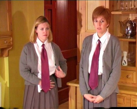 Плохо ведущие себя ученицы получают жестокую взбучку от учительницы 1