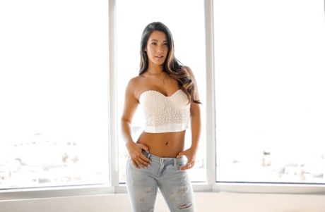 Красивая брюнетка-одиночка Ева Ловия снимает рваные джинсы, чтобы позировать обнаженной 1