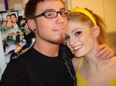 Любительская красотка с большой грудью Фэй Риган трахается с большим твердым членом 1