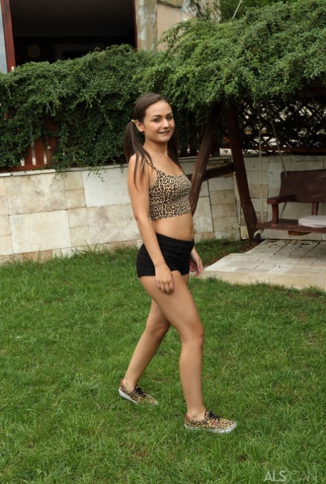 Молоденькая любительница Анина ласкает киски шелковыми ножницами во время массажа девушки с девушкой 2