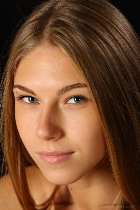 Стройная девушка-подросток Кэтрин обожает демонстрировать свою лысую и мокрую киску 18