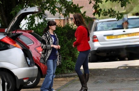 Высокая женщина одевает девочку в школьную одежду перед лесбийским сексом 2