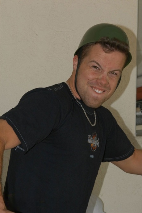 Любительская девушка Лекси Би переворачивает своего парня птичкой во время показа юбки без трусиков 13