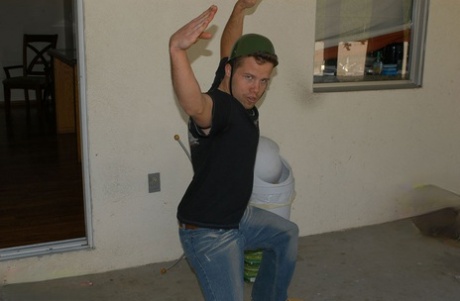 Любительская девушка Лекси Би переворачивает своего парня птичкой во время показа юбки без трусиков 14