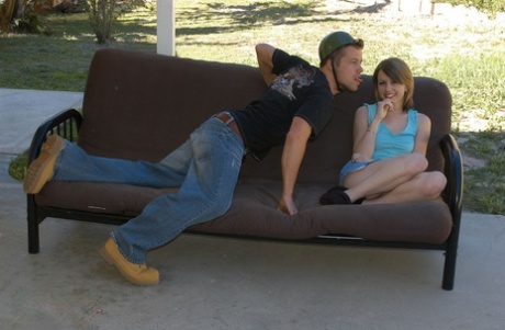 Любительская девушка Лекси Би переворачивает своего парня птичкой во время показа юбки без трусиков 16