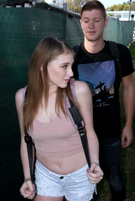 Неопытную Мелоди Маркс раздевают догола перед тем, как насадить на твердый член 3