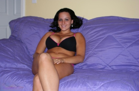 Любительница с большим сиськом Наташа раздвигает свои половые губы для съемки крупным планом 1