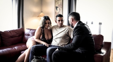 Грудастая молоденькая Наташа Найс участвует в жестком сексе сразу с двумя мужчинами 7