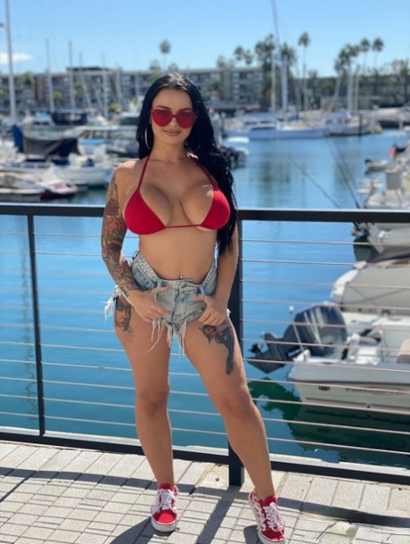 Молоденькая брюнетка Пейтон Пресли моделирует бикини перед тем, как съесть задницу и трахнуться 2