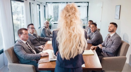 Офисные работницы Рейган Фокс и Брэнди любят раздеваться для лесбийского секса на работе 3