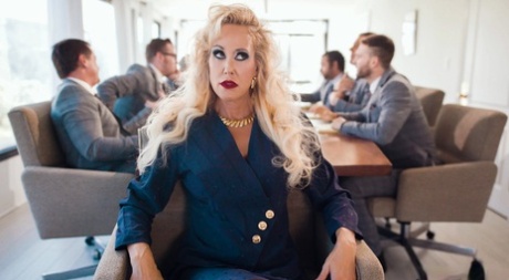 Офисные работницы Рейган Фокс и Брэнди любят раздеваться для лесбийского секса на работе 1