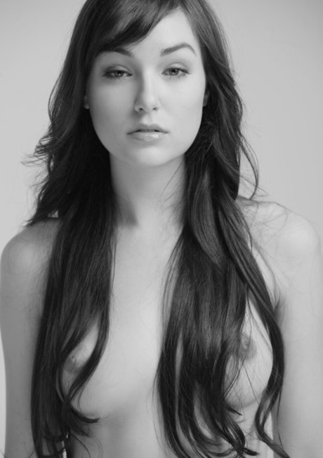 Красивая брюнетка-модель выставляет напоказ свои идеальные сиськи, когда она ходит топлесс 15